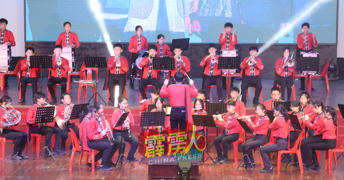 南独中军铜乐团演奏“Handclap”及“红蜻蜓”曲子。