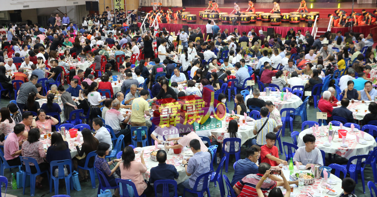 怡保培南独中创校68周年暨各区家教联委会成立43周年联谊晚会，场面热闹欢愉。