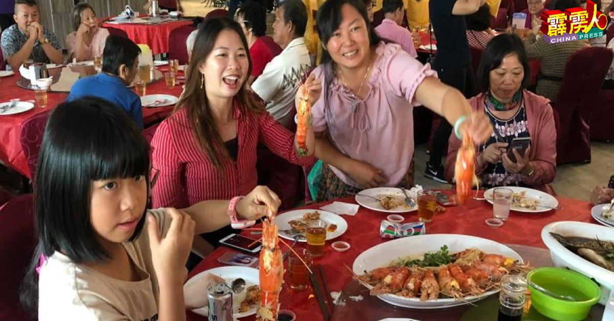 不少来自外地的食客，与家人开心地品尝甜美的大头虾。