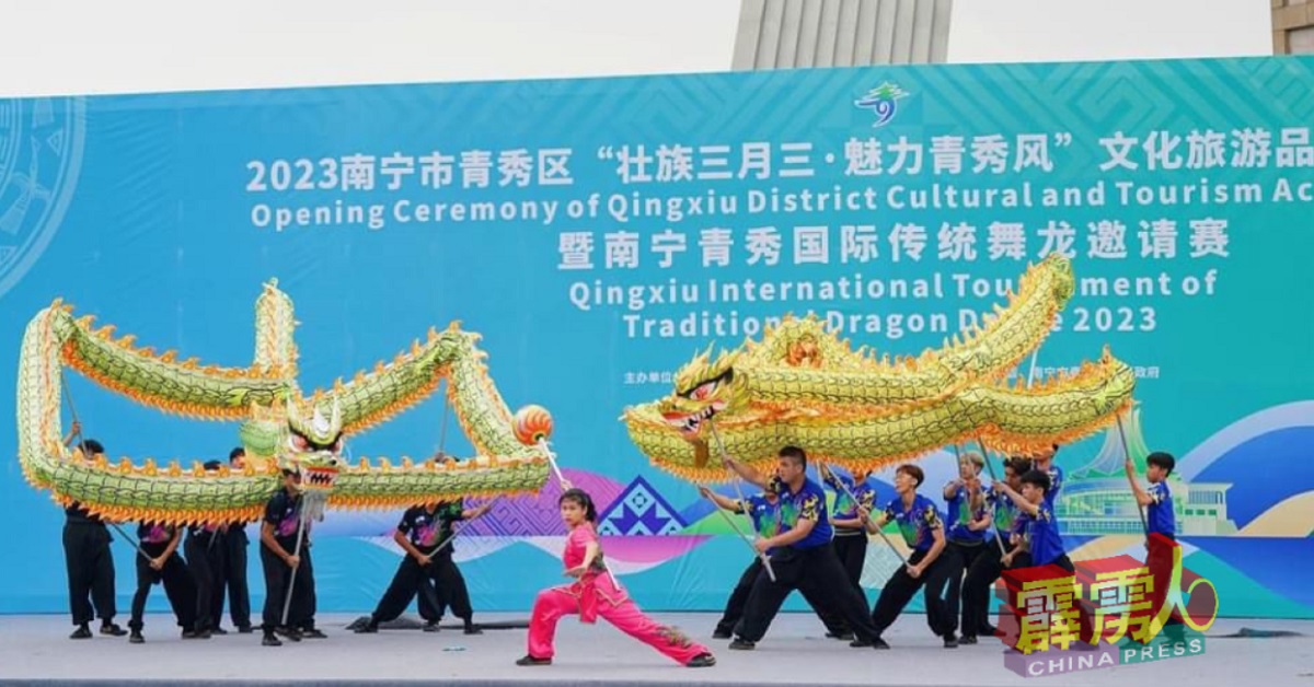 江佳傲（中）与队员呈现“双龙争珠”，代表我国荣获青秀国际传统舞龙邀请赛第三名。