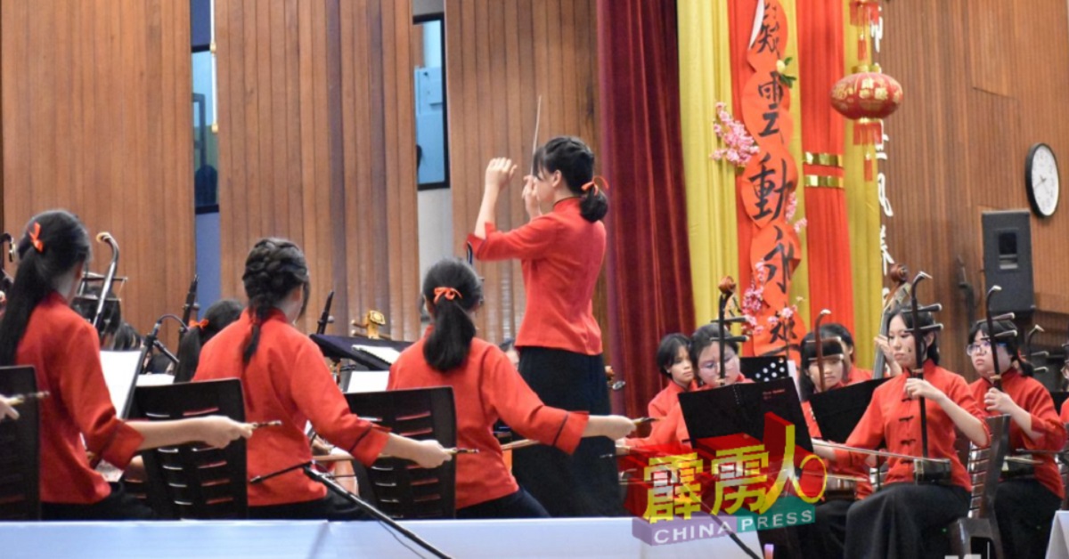 江佳傲（中）擅长高胡、二胡和古筝，是圣母国中华乐团的指挥。