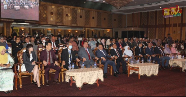 沙拉尼（前座左7）与阿末苏艾迪（左6）及众行政议员及职员，出席经济展望座谈会。