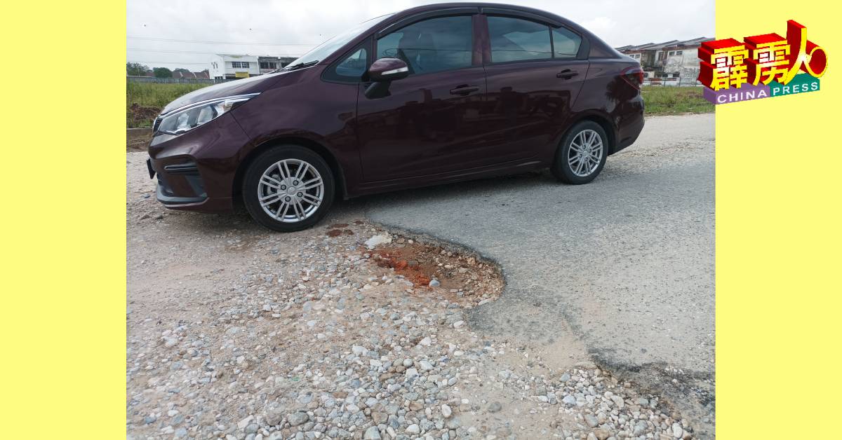 司机在这条道路行驶时，要耳观八方，避免踩到路洞的“地雷”。