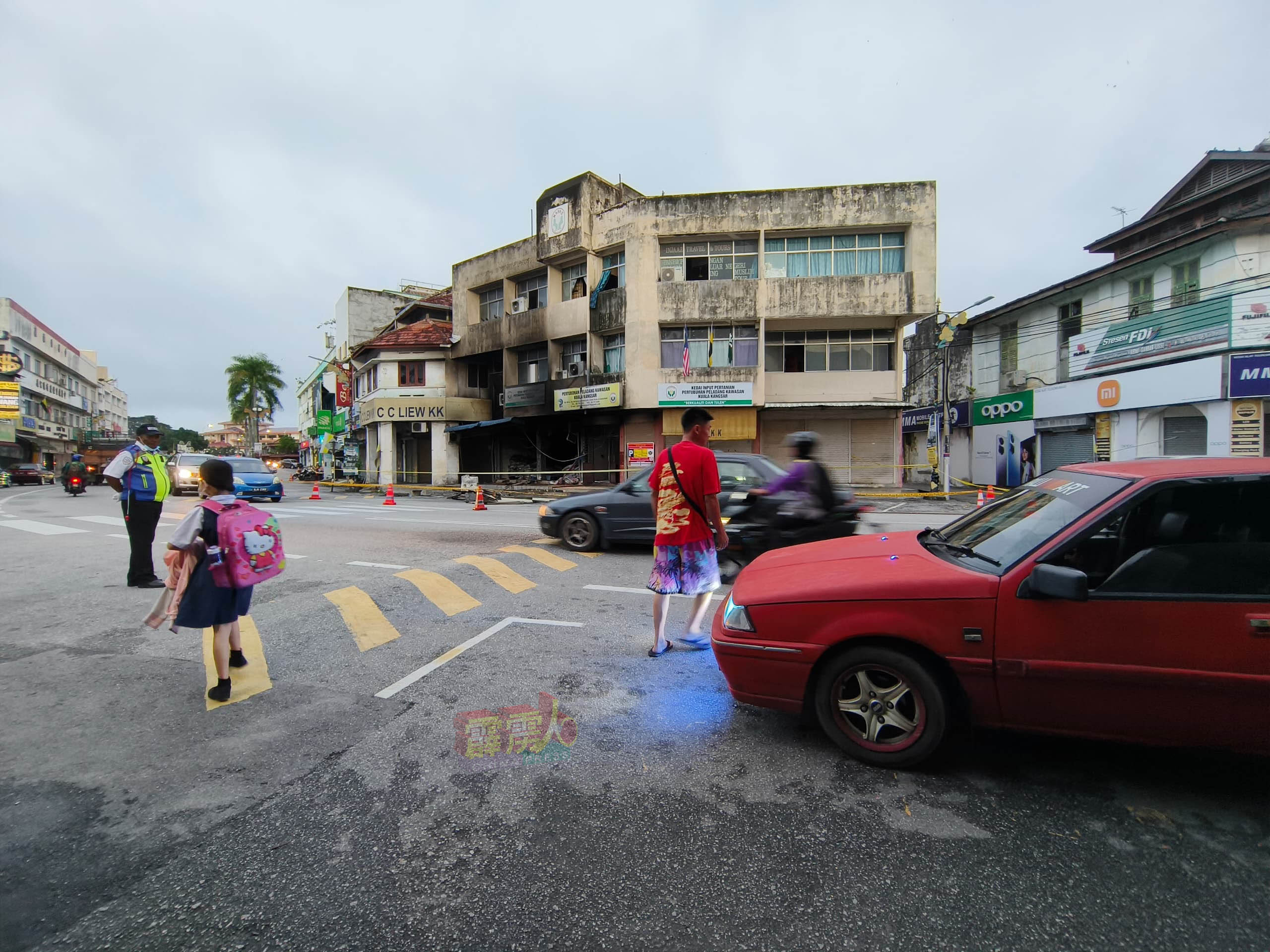 崇华小学于週三迎来復课，学校对面就是发生起火爆炸案的农业大厦。