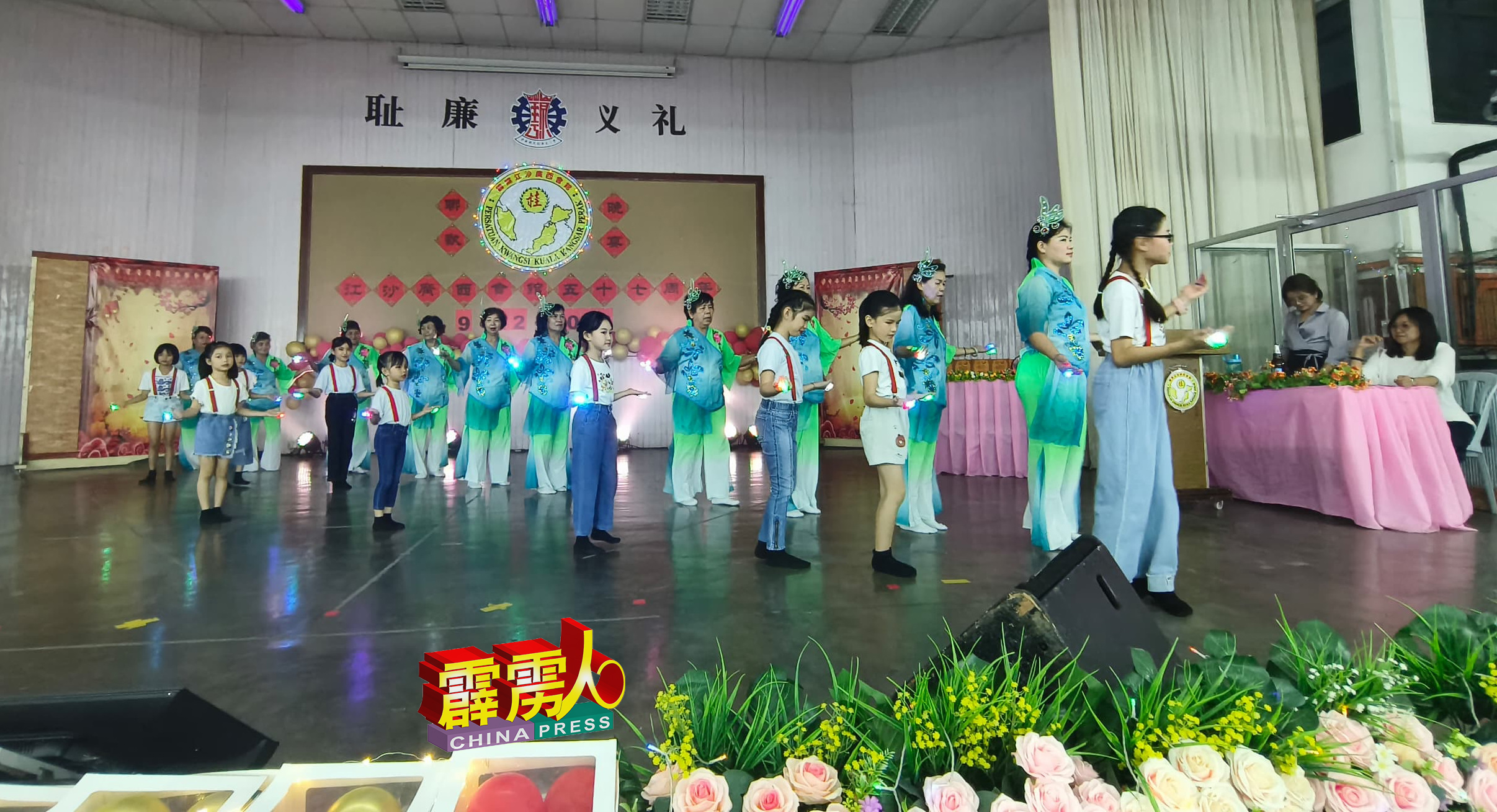 江沙广西会馆妇女组，带上女儿及孙女，以三代同堂共同呈现“传灯”舞蹈，寓意传承。