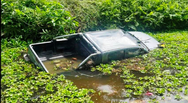 运送棕油的四驱车，相信是在行驶时打滑，翻覆并沉入灌溉水道，以致车内2人当场死亡。（中霹雳警方面子书）