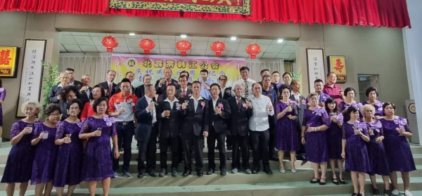 北霹雳韩江公会三大机构领导人齐向出席的同乡及嘉宾敬酒。