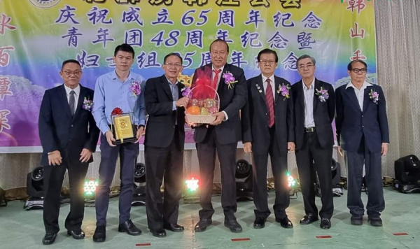 大会代表赠送纪念品给嘉宾黄泉温(左2起)与马良生;右3为陈宝铭。