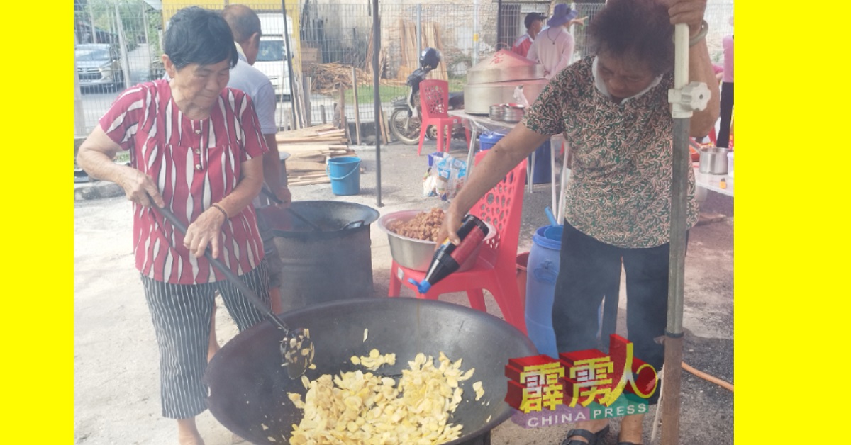 昔日琉琅女赖玉玲（右起）与刘女士一同烹煮用自家酒酿的黄酒鸡。