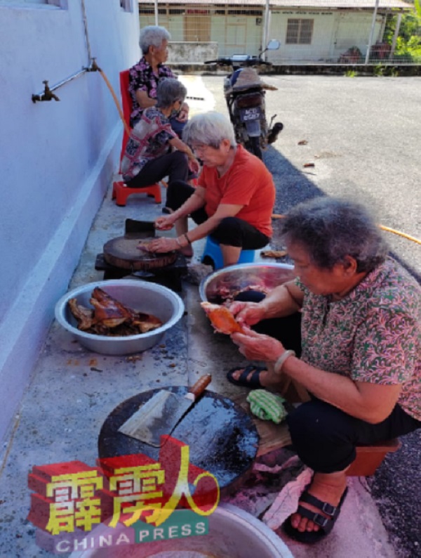 村民们分工合作洗、切、备菜和焖猪肉，纷纷为矿工大餐献上一份力。