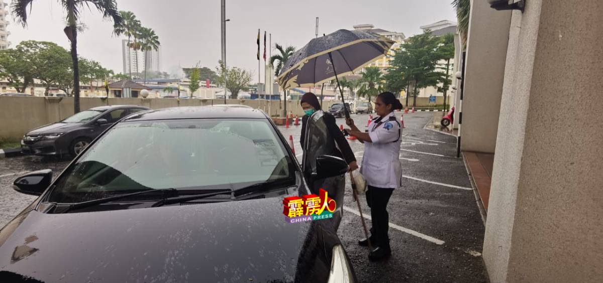 贴心的尤格斯华丽为行动不便者上车时撑雨伞，以免被雨淋到。
