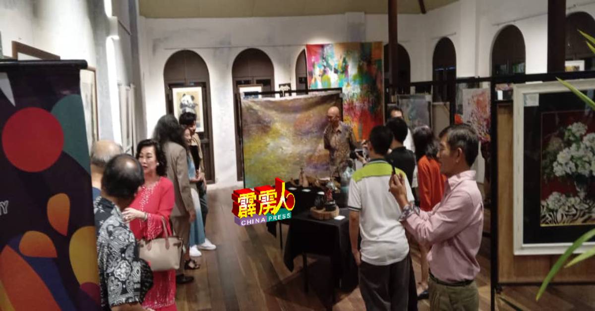 “银光岁月”画展，吸引市民前往参观。