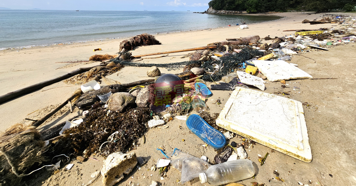 红土坎直落峇迪海滩週日傍晚，“迎来”大批的垃圾，其中包括鞋子、家具用品、捕鱼用具、保丽龙渔箱及摩哆头盔等。