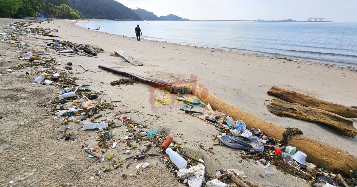 红土坎直落峇迪海滩长达约2公里的海滩，布满各式各样垃圾！