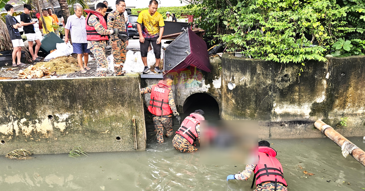 消拯员在甘文阁旧巴刹旁的大水沟，打捞一具浮尸。