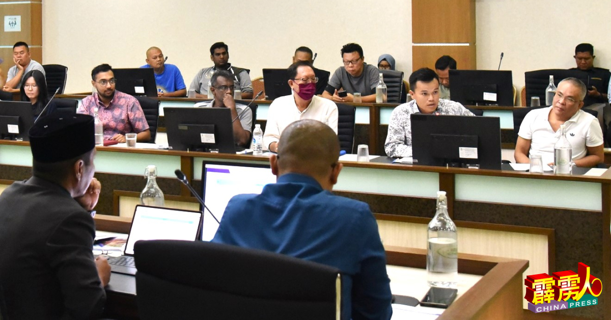 州政府、曼绒市议会和邦咯岛民，在听证会上讨论邦咯岛的发展草案。（取自曼绒市议会面子书专页）