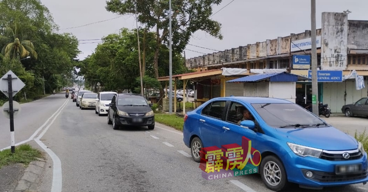 转左往也朗路出路口地下没有安置感应器，而红绿灯也无“转左箭头”红绿指示，导致驾车者只能眼望红灯干等，甚至车辆排长龙。