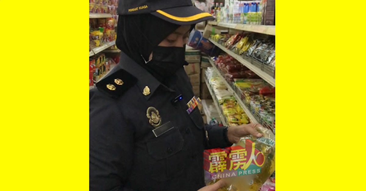 霹雳州贸消局执法人员执行乔装行动，捣破一宗拒绝售卖补贴食用油和粗砂糖案件。 （贸消局）