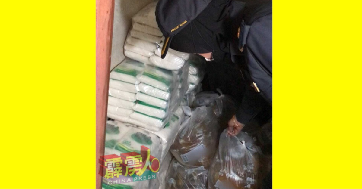 执法人员搜出90包一公斤包装补贴食用油和216包一公斤粗砂糖。 （贸消局）