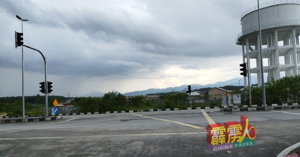 曾吉京丁新村前的红毛丹路自从开拓为双车道后，经常出现超车和超速驾驶的情况。