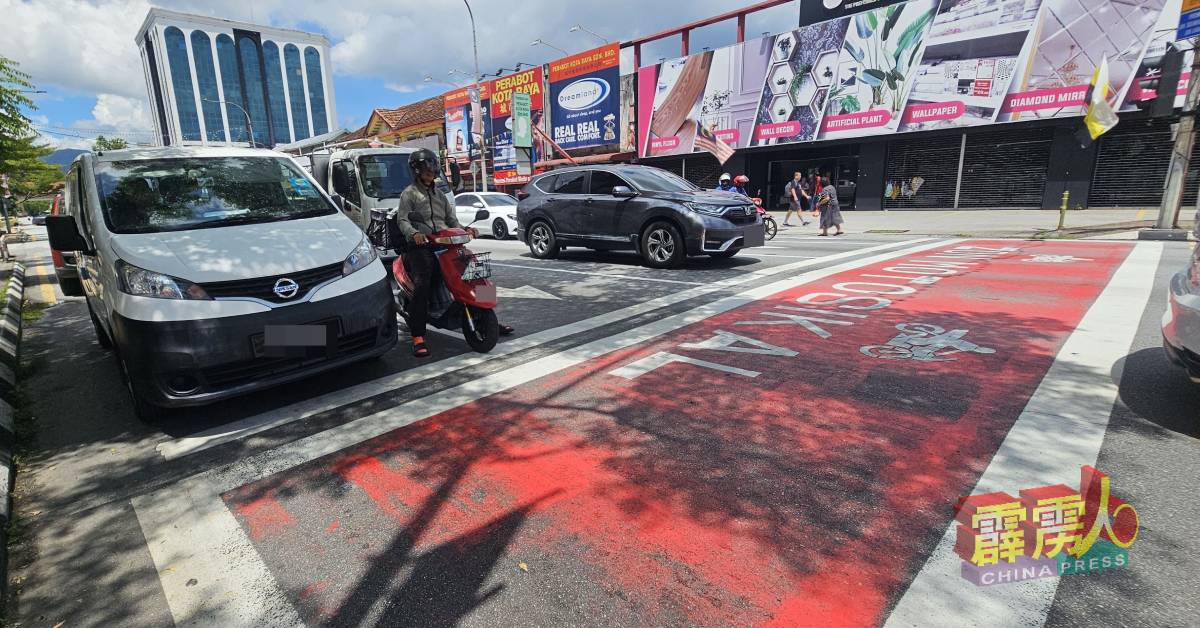 怡保市区的波士打律多个红绿灯前面，最近都画上供摩哆停的红格。