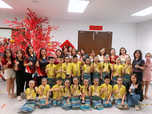 半港侨民华小以“象童戏水”，荣获金奖。