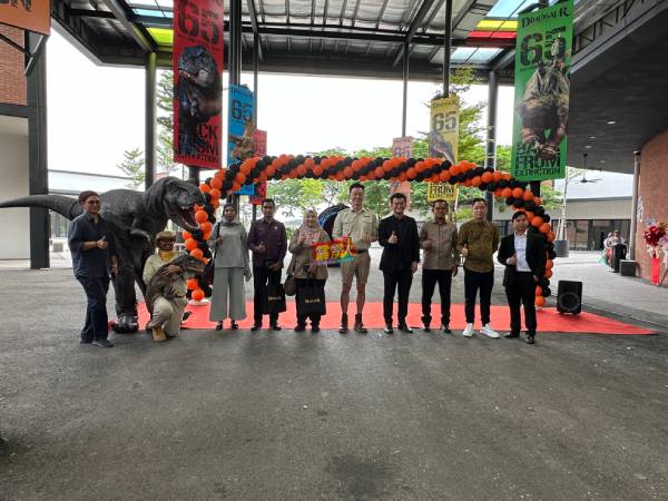 众嘉宾与“恐龙”合影，右起为阿尼尔沙万、杨南伟、拉兹、张迪翔、郑友仁、诺蒂娜、沙里扎及哈蒂卡（左）。