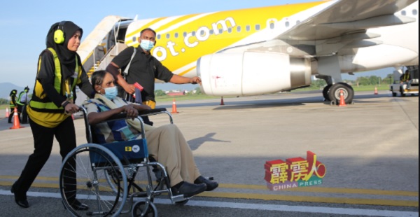 机场工作人员友善对待乘客，为行动不便的乘客安排轮椅。