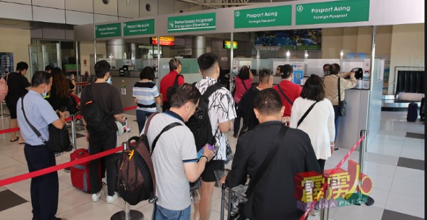 大批外国乘客排列整齐，准备办入境手续。