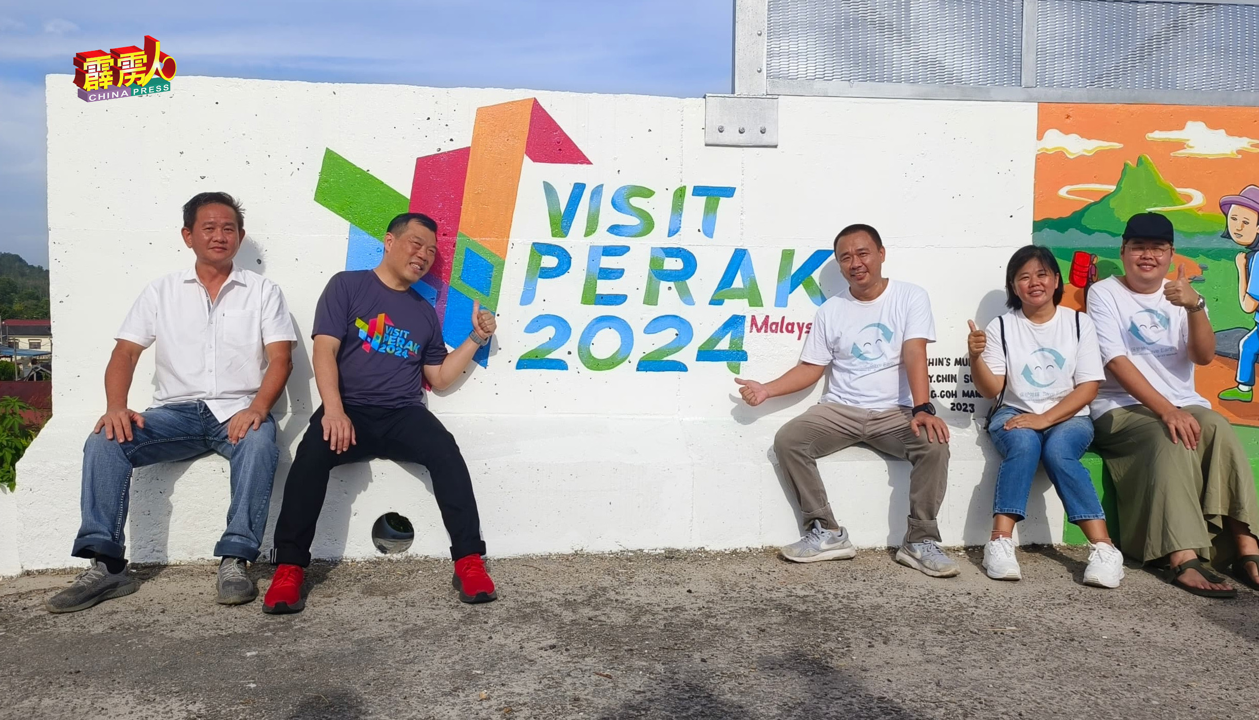 4名壁画家。右起为黄历川、殷秀珊、陈春耀及吴辉源（左），与罗思义共同坐在2024霹雳旅游年的壁画处。