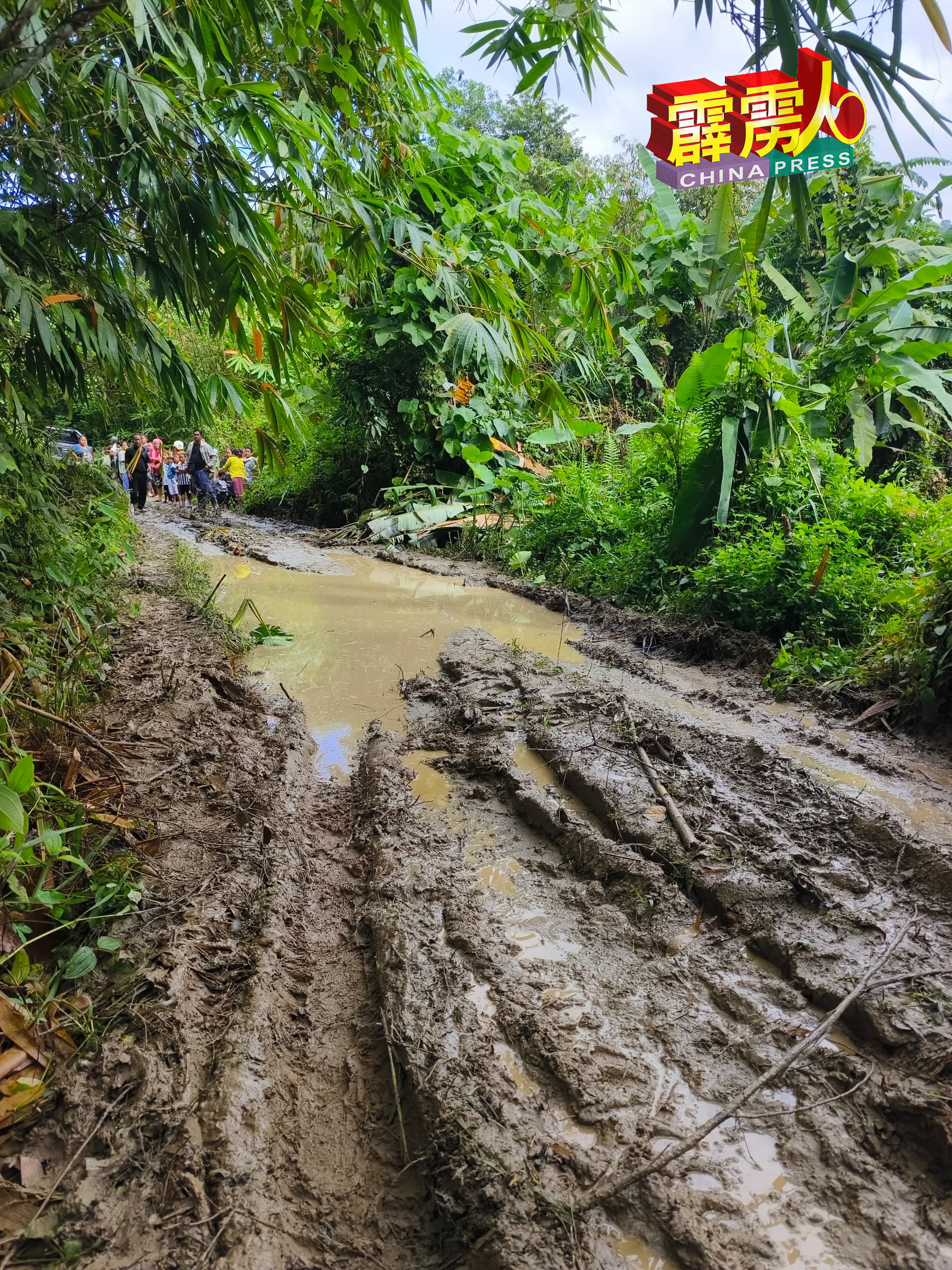 由于连日雨天，导致泥路变成泥泞，举步维艰，加深了工作人员迁象的难度。