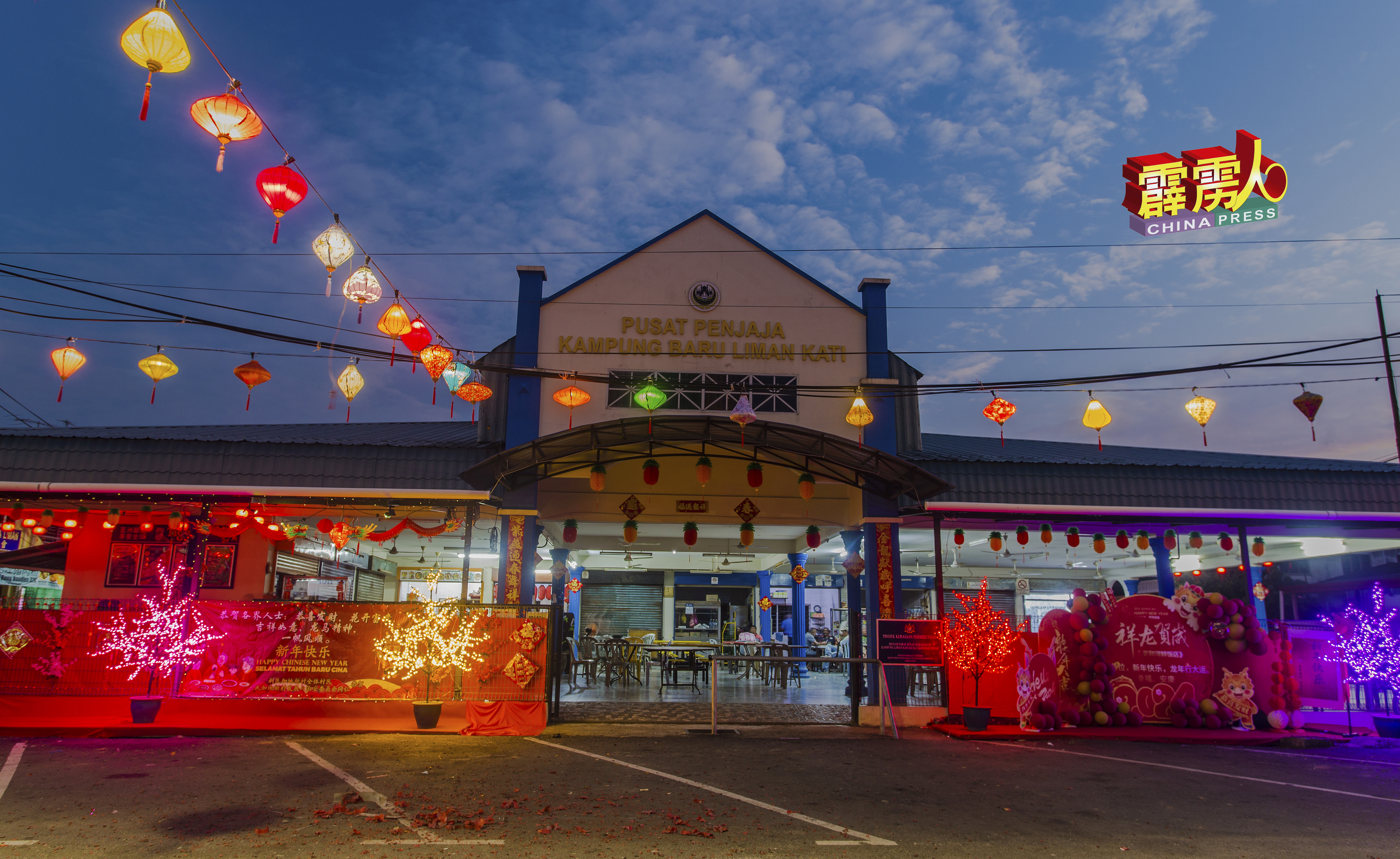 小食中心入口处的左右两侧拥有新春布景及4棵LED桃花树，吸引民众或游子拍照打卡。