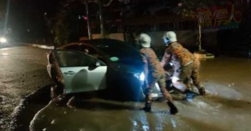 行驶中遇洪水 二男受困车内  全靠这招打救