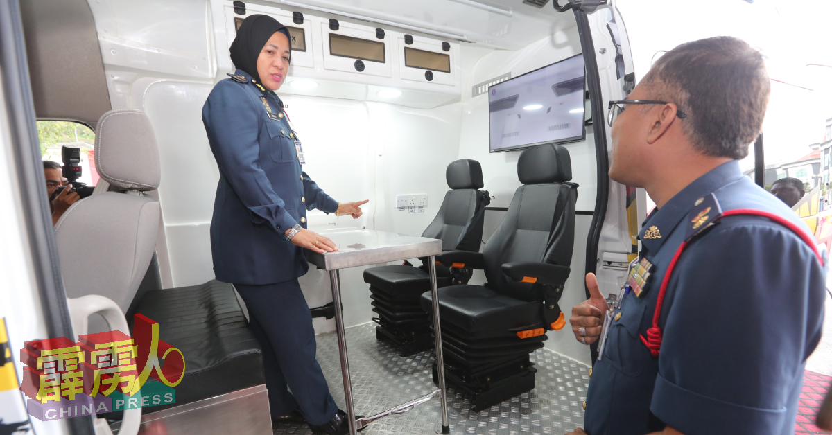 莎雅妮参观该局鉴证组获得的多用途客货车。