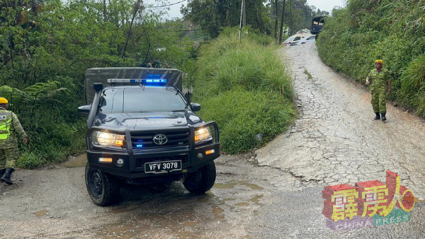 首具遗体于今早11时10分，由警方的“黑箱车”载离现场。