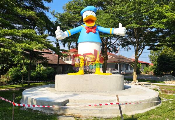 霹州最高的唐老鸭水泥塑像，在爱大华迪斯乐园！