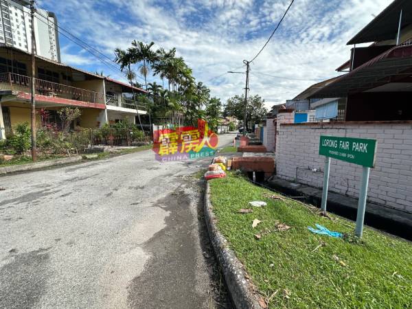 亚洲花园多间住家遭遇“水劫”，居民忙于善后工作，苦不堪言。