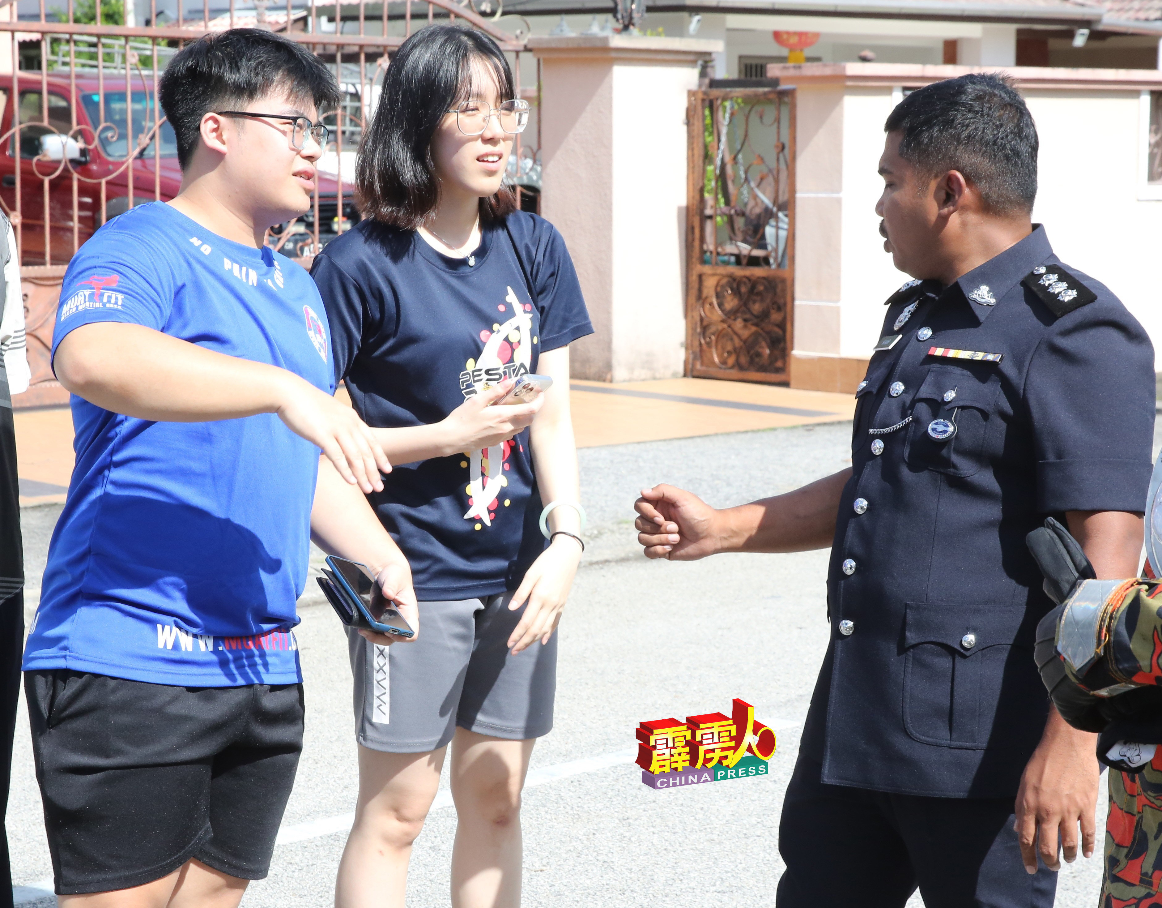 警方向姚注凯（左起）与女友张家迎录取口供。