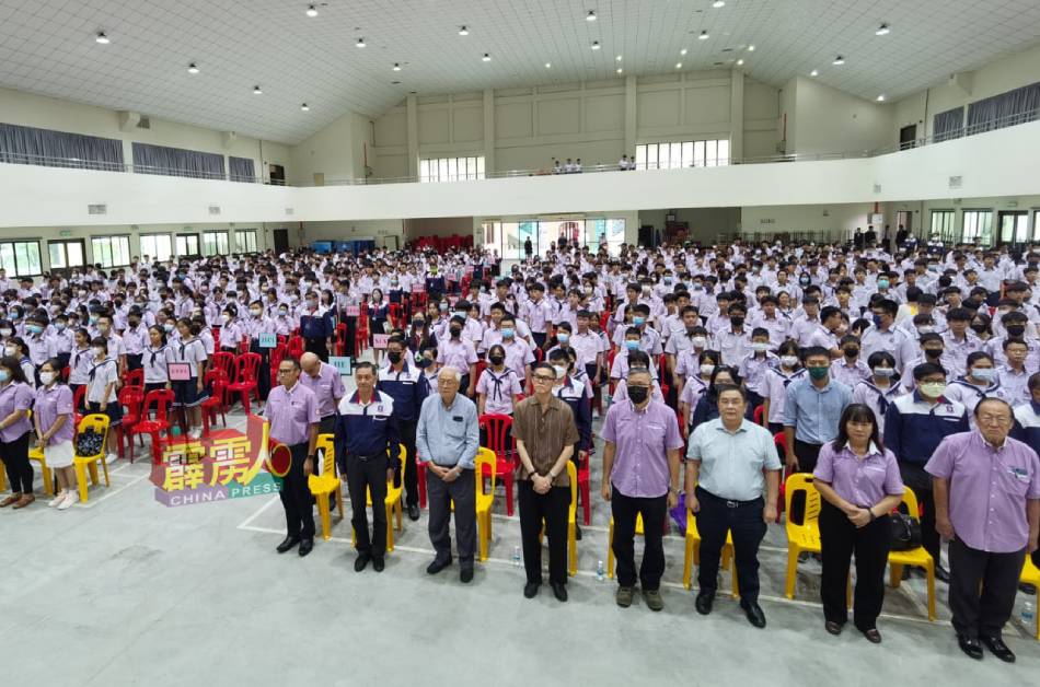 新旧同学一同与董事及教职员唱校歌，象征学生进入新学年学习。