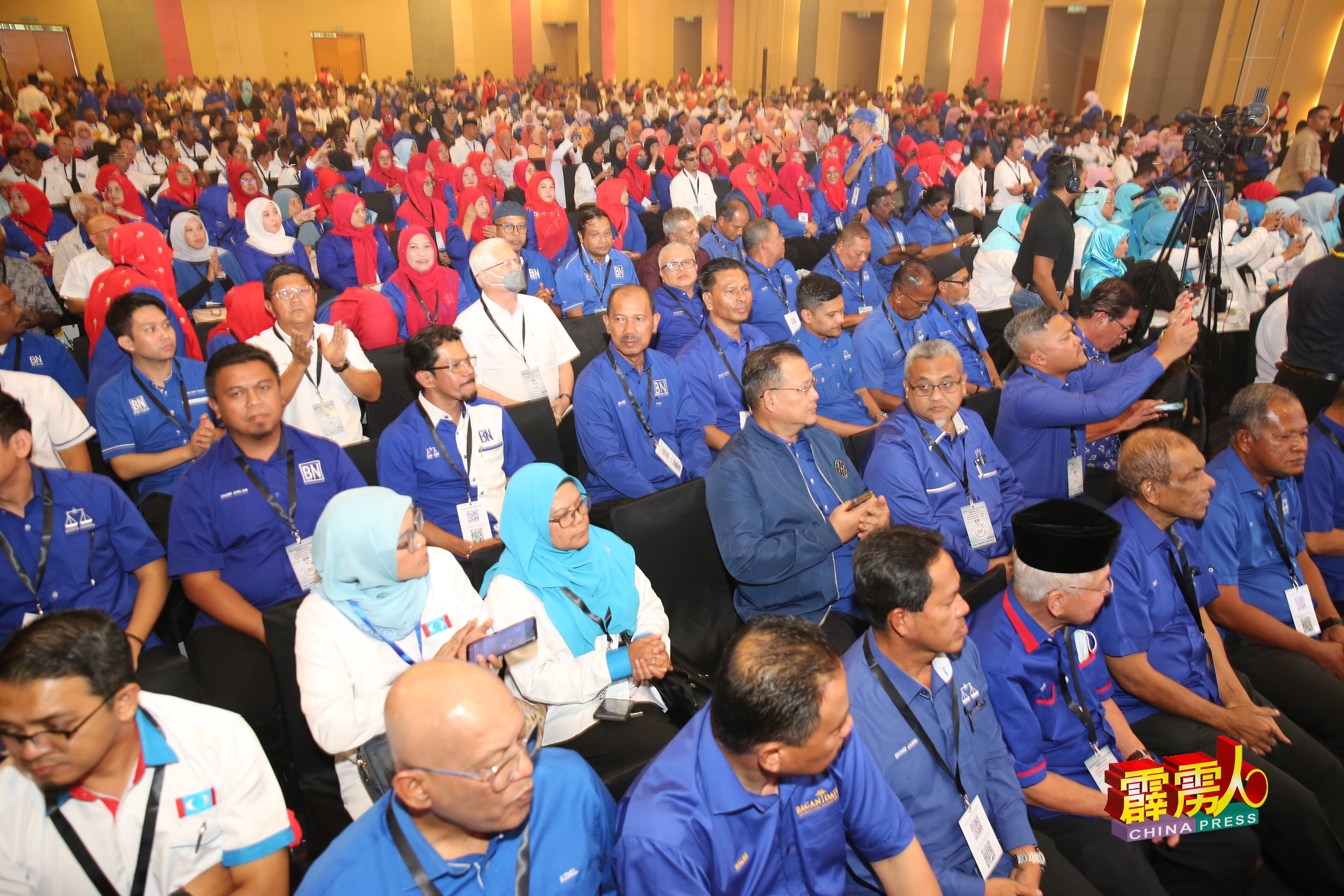 国阵的支持者穿者党服赴会，呈现一片蓝海。