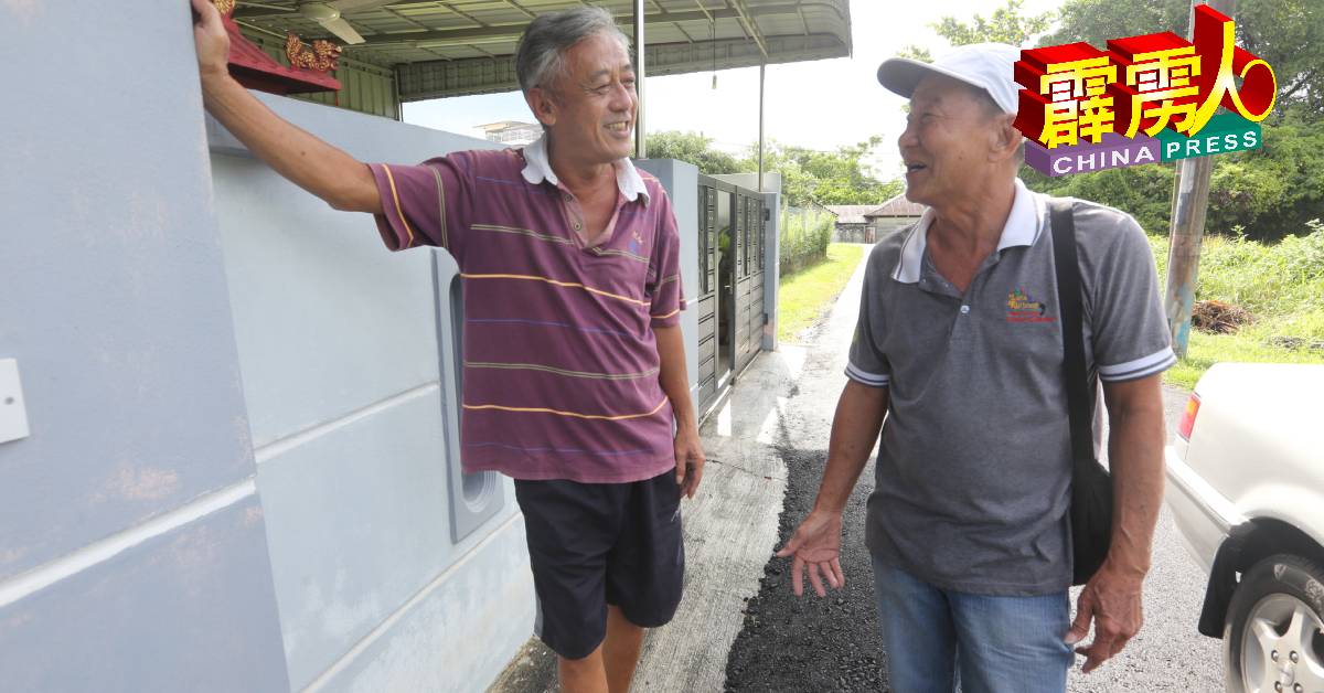 杨喻光（右）尽村长的本分为村民服务。