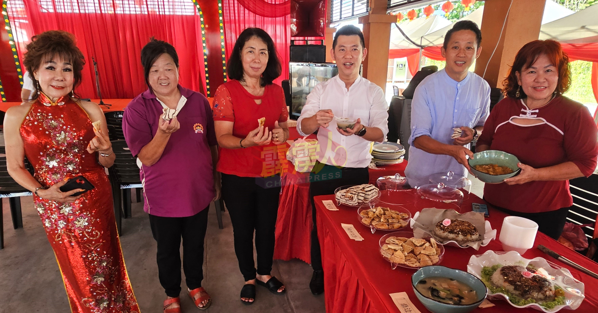 黄天荣（右3）呼吁民众出席“籍贯文化展”，现场免费试吃福州小吃。