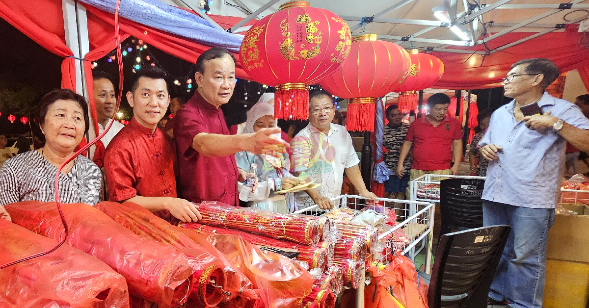 黄天荣（前排左2起）、倪可汉及团队巡视年货街，挑选中意的新春装饰品。