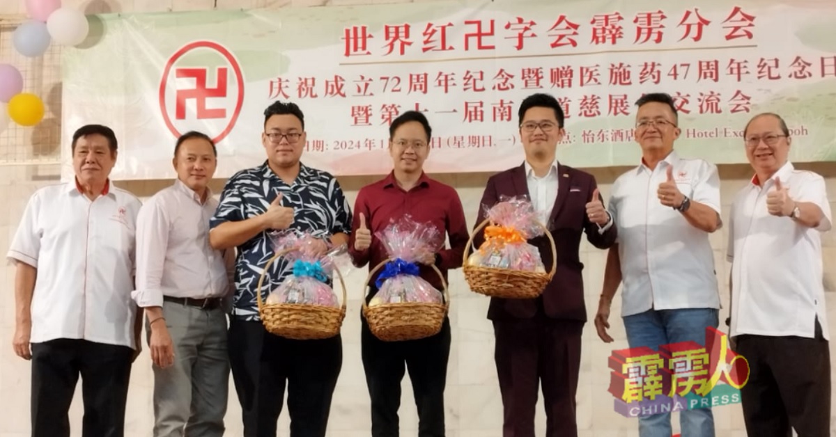黄贵林（右2）赠送纪念品给国州及市议员，左起为符福明、李德兴、林智安、吴锡华、李存孝和李志浩。