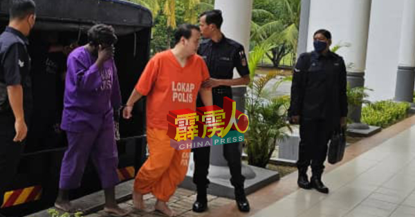 身穿橙色囚服的嫌犯被警员押往推事庭。