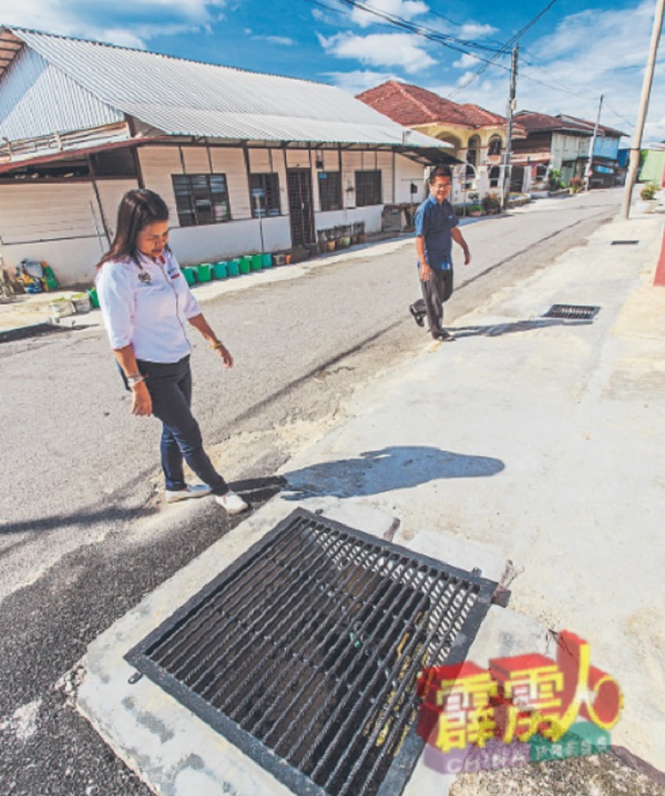 峇都鲁亚新村新村沟渠基建工程，已经完成，许文训与李玥郿感到欣慰，接下来的目标是美化新村。