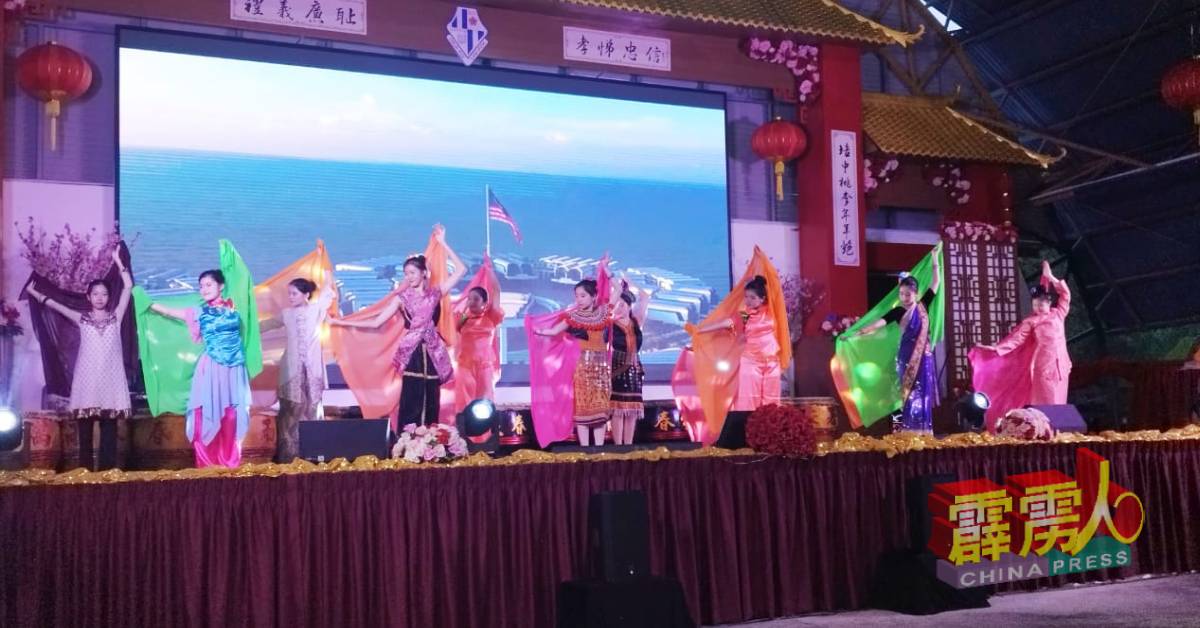 培南华中舞蹈团呈现婀娜多姿的亲善舞蹈，让人眼前一亮。