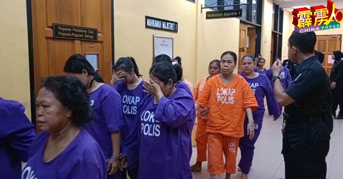 一批女被告被带上法庭。