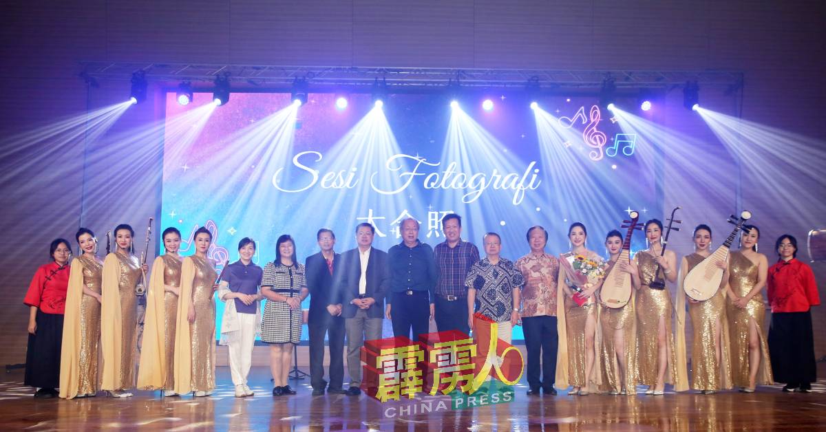 嘉宾与中国北京紫凤女子乐团团员。右7起为林焕章、刘添祥、骆锦地、谢万富、林松江和刘丽环（左6）。