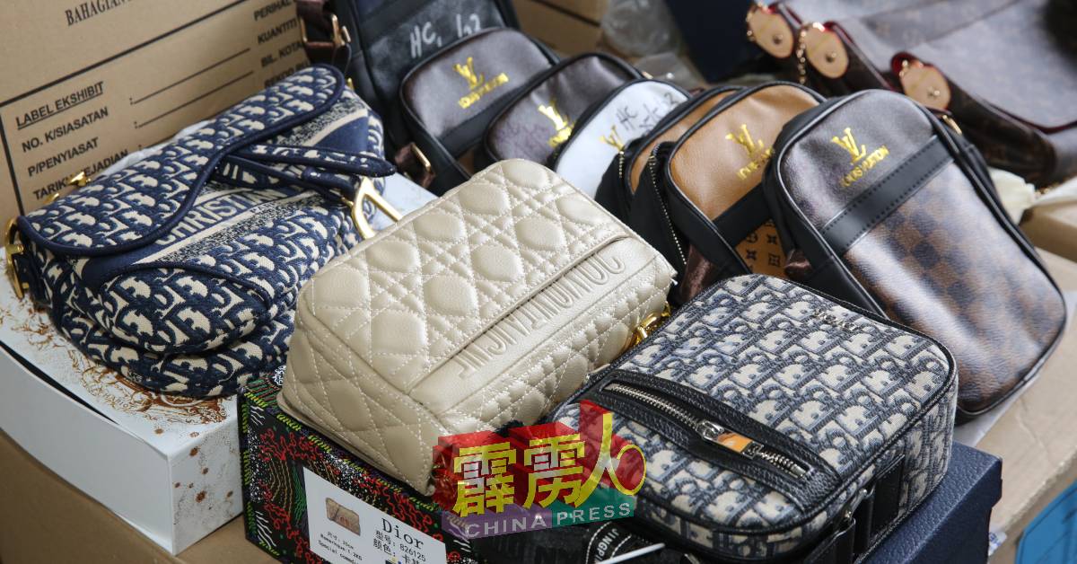 霹雳州贸消局执法人员寻获不同牌子的膺品包包。